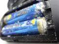 Ausgelaufene Batterie reinigen: Weißer Belag auf Batterien im Batteriefach.