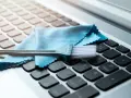 Pinsel und Mikrofasertuch liegen bereit für die laptop tastatur reinigen. So bleibt dein Gerät sauber und einsatzbereit.