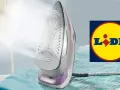 Dampf steigt aus dem mini bügeleisen von Lidl auf, das auf einem Bügelbrett liegt.