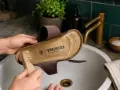 Hände reinigen Birkenstock-Sohle mit Bürste. So bleiben deine Lieblingsschuhe frisch und sauber.