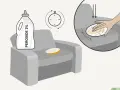 Peroxidflasche neben Sessel mit gelbem Fleck. Hand tupft Fleck mit Tuch ab, um senf fleck entfernen. Timer zeigt Wartezeit an.