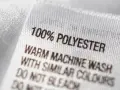 Pflegeetikett: 100% Polyester. Warm in der Maschine waschen mit ähnlichen Farben. So bleibt Ihr Polyester-Kleidungsstück lange schön.