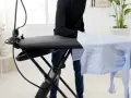 Person bügelt hellblaues Hemd auf dem Bügelbrett des Laurastar S4a.