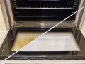 Vorher-Nachher-Vergleich: Fettige Spritzer auf der Backofen-Zwischenscheibe, die nun sauber ist. So reinigen Sie den Backofen zwischen den Scheiben ohne Ausbau.