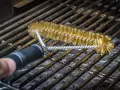 Mit einer Messingbürste werden emaillierte Grillroste von hartnäckigen Verschmutzungen befreit.