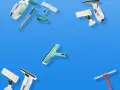 Verschiedene Geräte zum Fenster putzen: elektrische Fensterreiniger, Abzieher und Sprühflaschen. So wird das Fensterputzen zum Kinderspiel.
