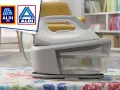 Modernes Aldi Bügeleisen mit großem Wassertank auf bunt gemustertem Tisch.