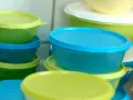 Bunte Tupperware-Behälter stapeln sich. Ob man Tupperware in die Mikrowelle stellen kann, hängt vom Material ab.