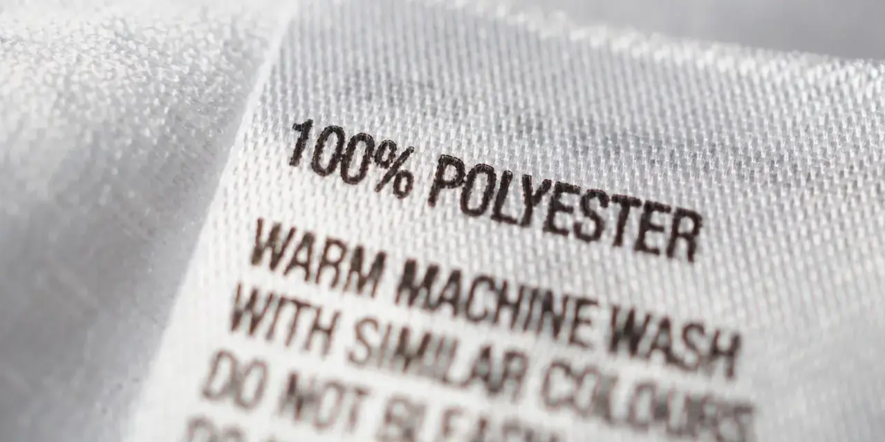 Pflegeetikett: 100% Polyester. Warm in der Maschine waschen mit ähnlichen Farben. So bleibt Ihr Polyester-Kleidungsstück lange schön.