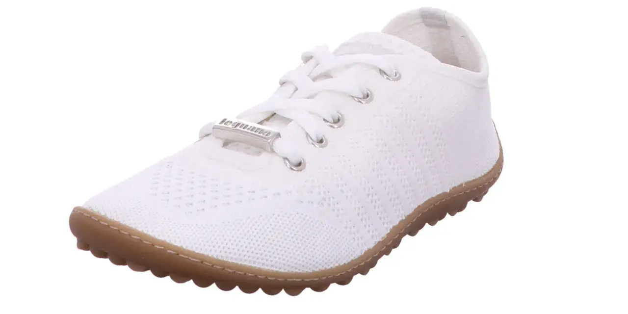 Ein weißer, gestrickter leguano Schuh mit brauner Sohle. Perfekt für den Sommer und leicht zu waschen.