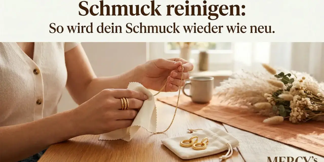 Hände polieren eine goldene Halskette und Ringe mit einem Tuch. So wird Modeschmuck reinigen zum Kinderspiel.