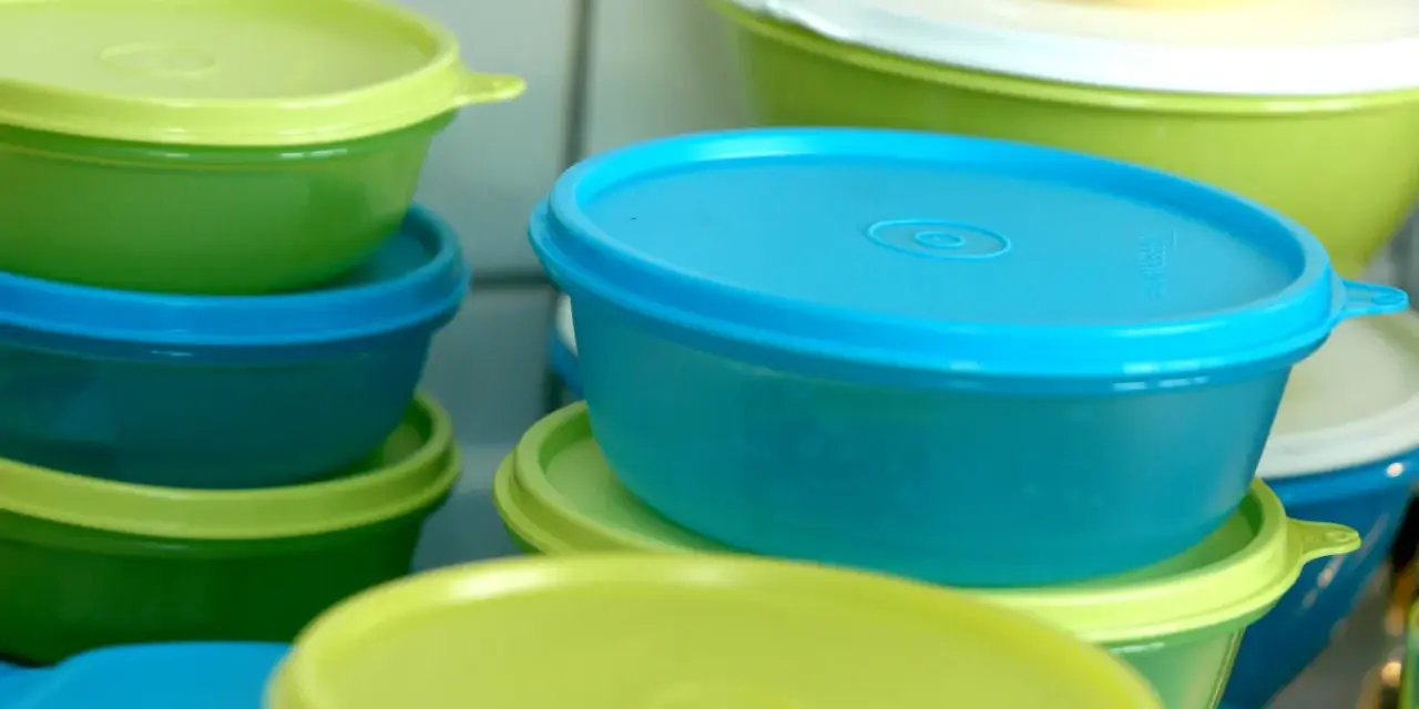 Bunte Tupperware-Behälter stapeln sich. Ob man Tupperware in die Mikrowelle stellen kann, hängt vom Material ab.