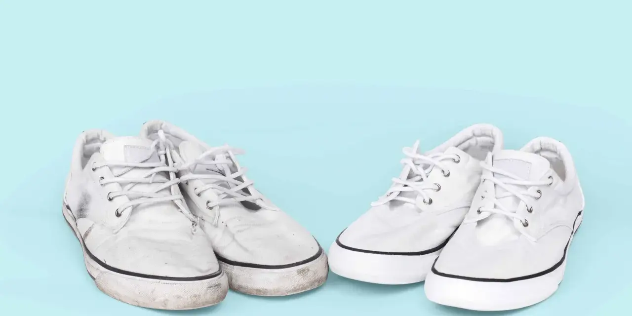 Zwei Paar weiße Stoffschuhe: ein Paar schmutzig, das andere frisch gereinigt.