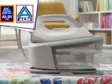 Modernes Aldi Bügeleisen mit großem Wassertank auf bunt gemustertem Tisch.