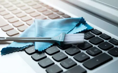 Pinsel und Mikrofasertuch liegen bereit für die laptop tastatur reinigen. So bleibt dein Gerät sauber und einsatzbereit.