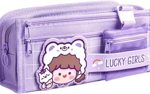 Eine lila Federmappe mit süßen Aufklebern und dem Schriftzug "Lucky Girls". Perfekt für das federmappe reinigen!