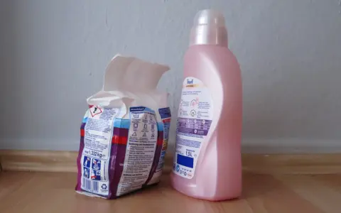 Perwoll flüssig und ein Waschmittelpaket für die **Wolle waschen**.