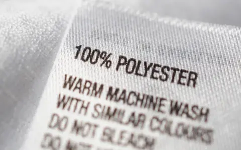 Pflegeetikett: 100% Polyester. Warm in der Maschine waschen mit ähnlichen Farben. So bleibt Ihr Polyester-Kleidungsstück lange schön.