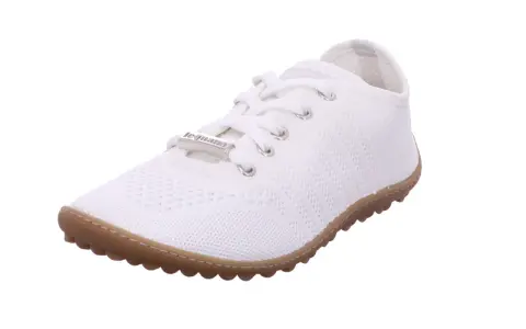 Ein weißer, gestrickter leguano Schuh mit brauner Sohle. Perfekt für den Sommer und leicht zu waschen.