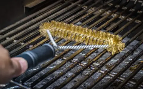 Mit einer Messingbürste werden emaillierte Grillroste von hartnäckigen Verschmutzungen befreit.