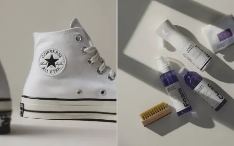 Weiße Converse und Pflegeprodukte für sneakers reinigen. Ein Set mit Bürste, Schaumreiniger und Imprägnierspray.