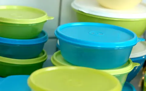 Bunte Tupperware-Behälter stapeln sich. Ob man Tupperware in die Mikrowelle stellen kann, hängt vom Material ab.