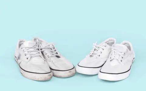 Zwei Paar weiße Stoffschuhe: ein Paar schmutzig, das andere frisch gereinigt.