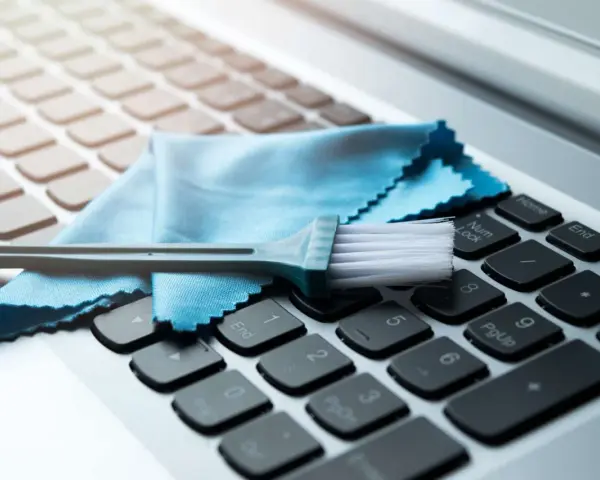 Pinsel und Mikrofasertuch liegen bereit für die laptop tastatur reinigen. So bleibt dein Gerät sauber und einsatzbereit.