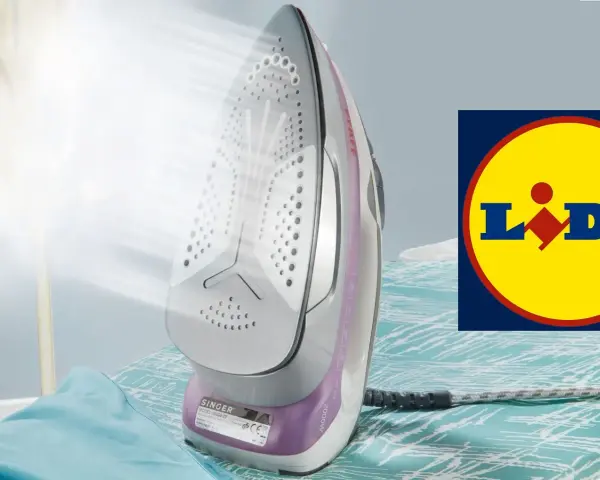 Dampf steigt aus dem mini bügeleisen von Lidl auf, das auf einem Bügelbrett liegt.