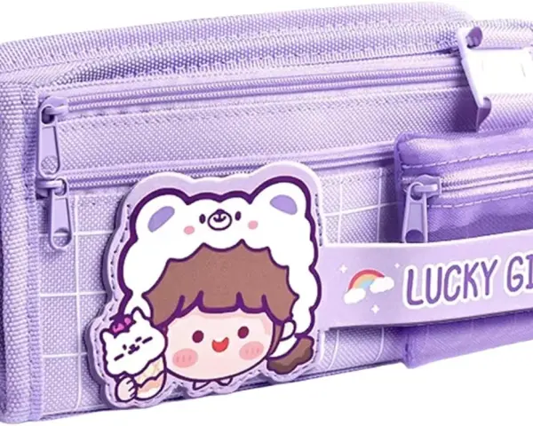 Eine lila Federmappe mit süßen Aufklebern und dem Schriftzug "Lucky Girls". Perfekt für das federmappe reinigen!