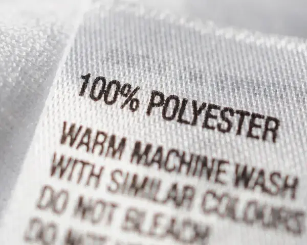Pflegeetikett: 100% Polyester. Warm in der Maschine waschen mit ähnlichen Farben. So bleibt Ihr Polyester-Kleidungsstück lange schön.