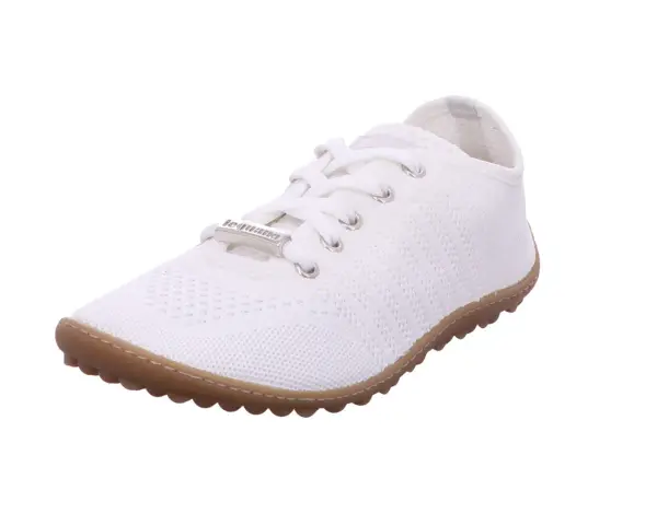 Ein weißer, gestrickter leguano Schuh mit brauner Sohle. Perfekt für den Sommer und leicht zu waschen.