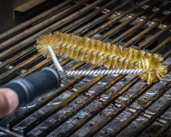 Mit einer Messingbürste werden emaillierte Grillroste von hartnäckigen Verschmutzungen befreit.