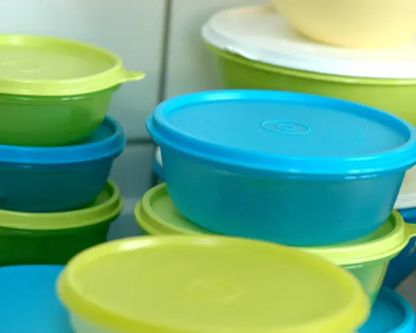 Bunte Tupperware-Behälter stapeln sich. Ob man Tupperware in die Mikrowelle stellen kann, hängt vom Material ab.