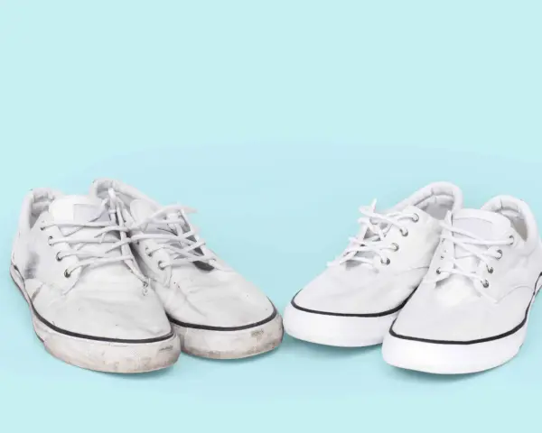 Zwei Paar weiße Stoffschuhe: ein Paar schmutzig, das andere frisch gereinigt.