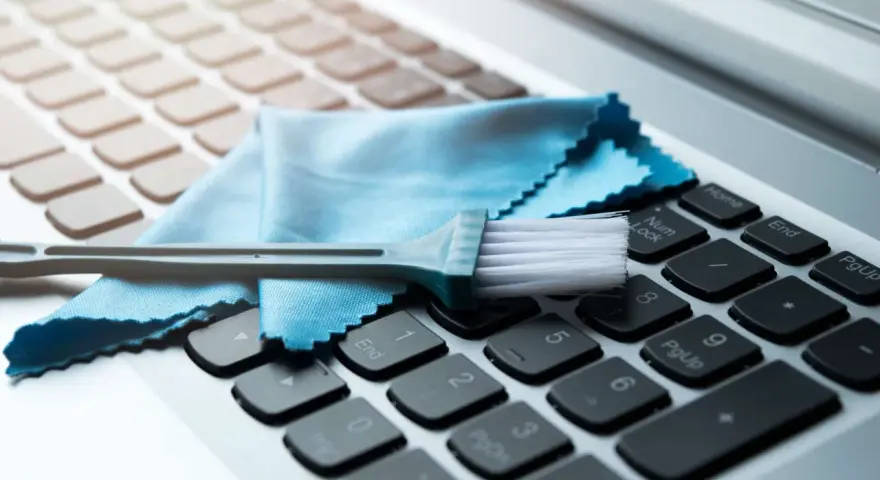 Pinsel und Mikrofasertuch liegen bereit für die laptop tastatur reinigen. So bleibt dein Gerät sauber und einsatzbereit.