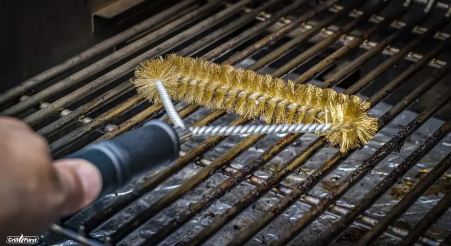 Mit einer Messingbürste werden emaillierte Grillroste von hartnäckigen Verschmutzungen befreit.