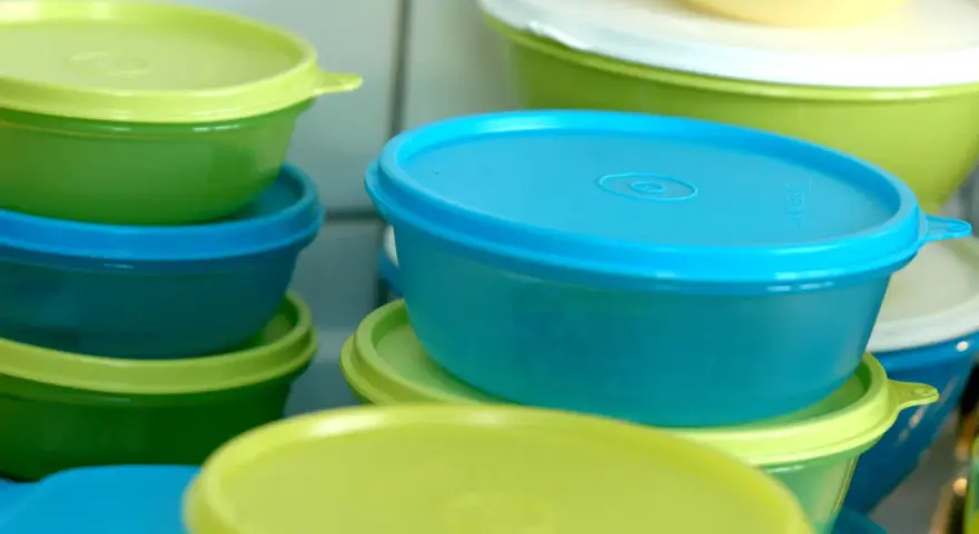 Bunte Tupperware-Behälter stapeln sich. Ob man Tupperware in die Mikrowelle stellen kann, hängt vom Material ab.