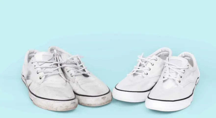 Zwei Paar weiße Stoffschuhe: ein Paar schmutzig, das andere frisch gereinigt.