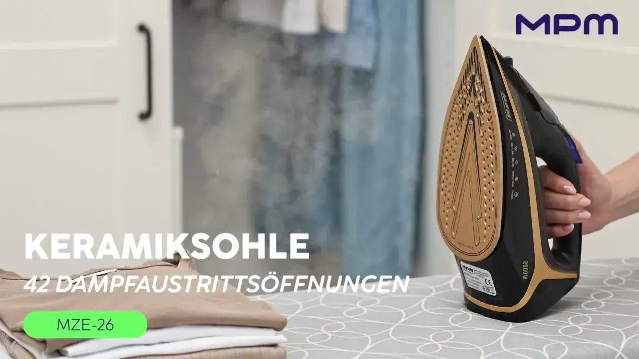 Ein schwarzes Quigg Dampfb&uuml;geleisen mit goldener Keramiksohle und 42 Dampfaustritts&ouml;ffnungen, bereit f&uuml;r faltenfreie W&auml;sche.