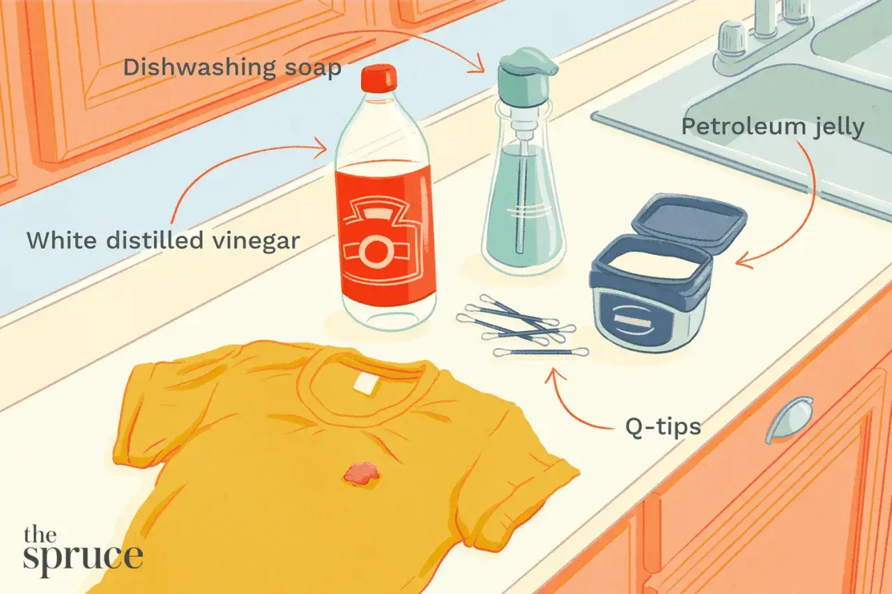 Kaugummi aus Kleidung entfernen: Essig, Sp&uuml;lmittel, Vaseline und Wattest&auml;bchen liegen bereit.