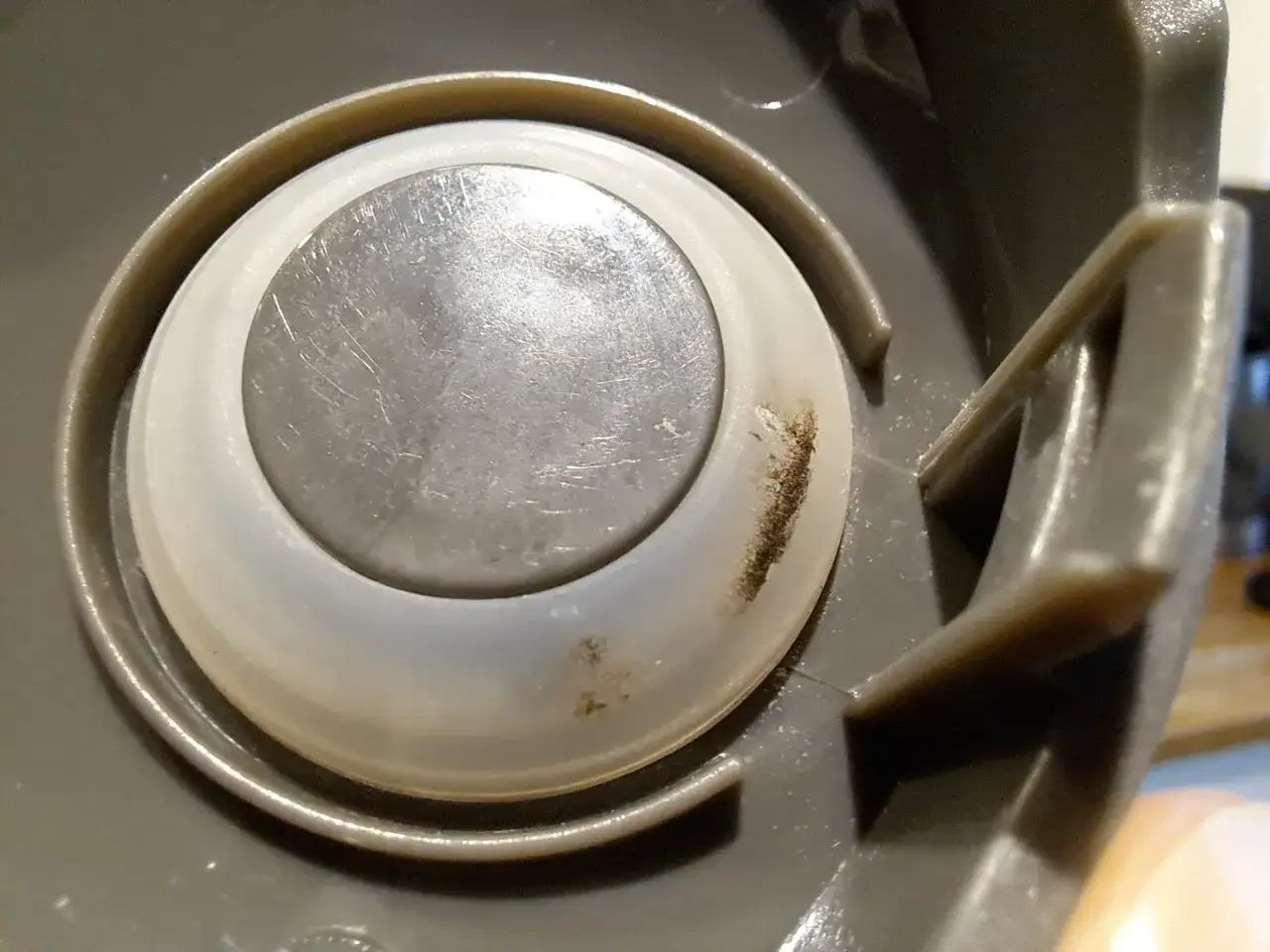 Nahaufnahme des Deckels einer Trinkflasche mit Schmutz am Rand. Zeit, die Trinkflasche zu reinigen.
