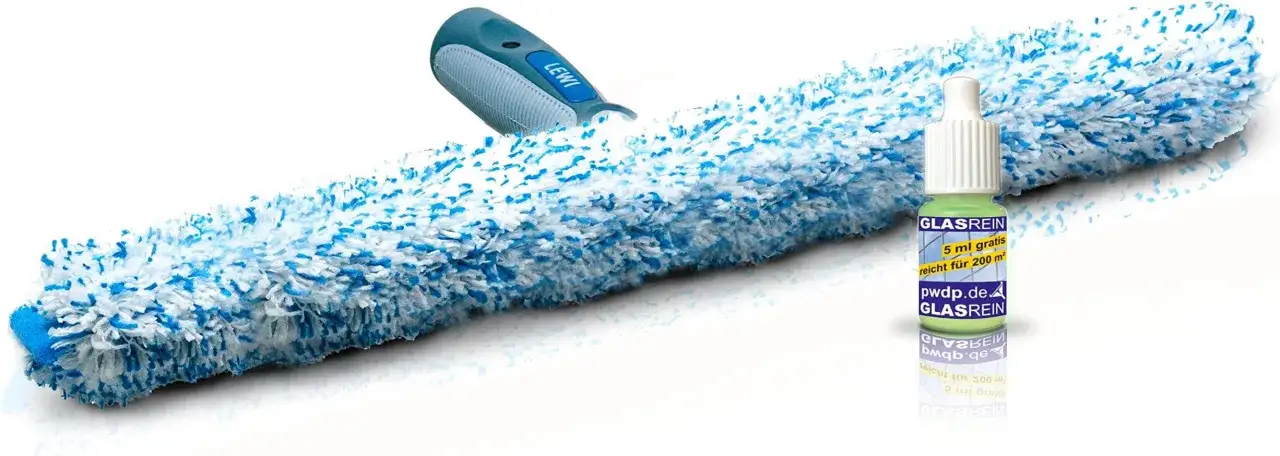 Fensterwischer mit blau-wei&szlig;er Mikrofaser und Glasreiniger-Flasche. So putzt man Fenster streifenfrei f&uuml;r ein gl&auml;nzendes Ergebnis.