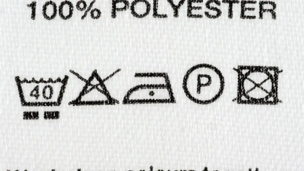 Pflegehinweise für 100% Polyester: Maschinenwäsche bei 40°C, nicht bleichen, bügeln bei niedriger Temperatur, chemische Reinigung mit P, nicht im Trockner trocknen.