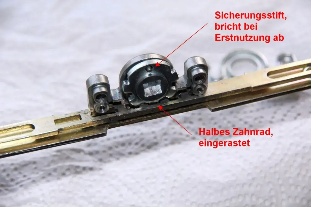 Fenster geht nicht mehr zu: Sicherungsstift abgebrochen, halbes Zahnrad eingerastet.