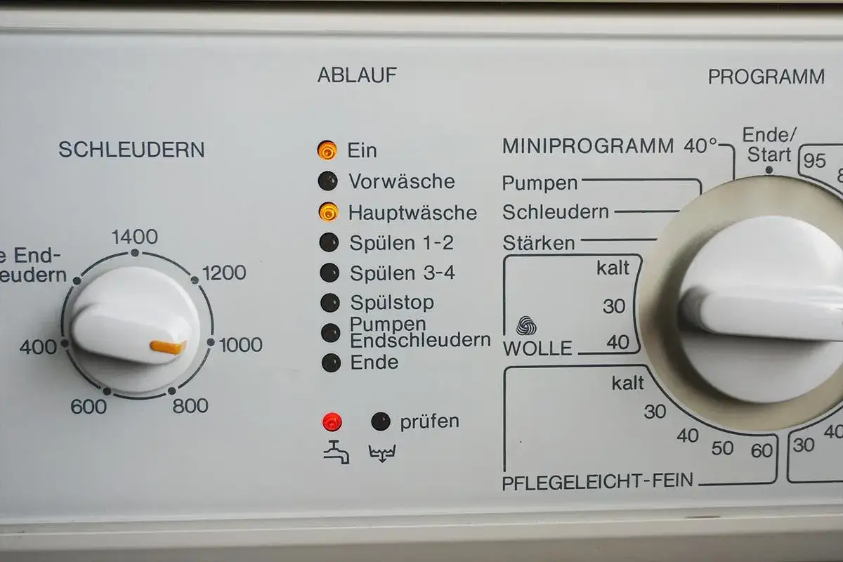 Bedienfeld einer Waschmaschine mit Schleudern-Einstellung. Die Hauptw&auml;sche leuchtet, w&auml;hrend die Schleuderdrehzahl von 400 bis 1400 U/min w&auml;hlbar ist.