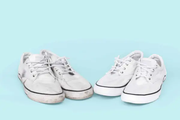 Zwei Paar weiße Stoffschuhe: ein Paar schmutzig, das andere frisch gereinigt.